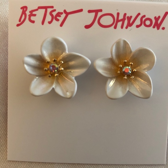 Betsey Johnson Gold Tone White Enamel Tropical Flower Stud Earrings NWT - Picture 4 of 12
